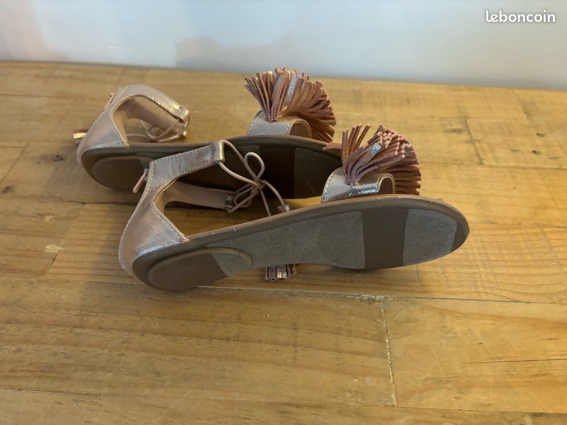 NEUVES Superbe paire de sandales GAP neuves jamais portées (image 2)