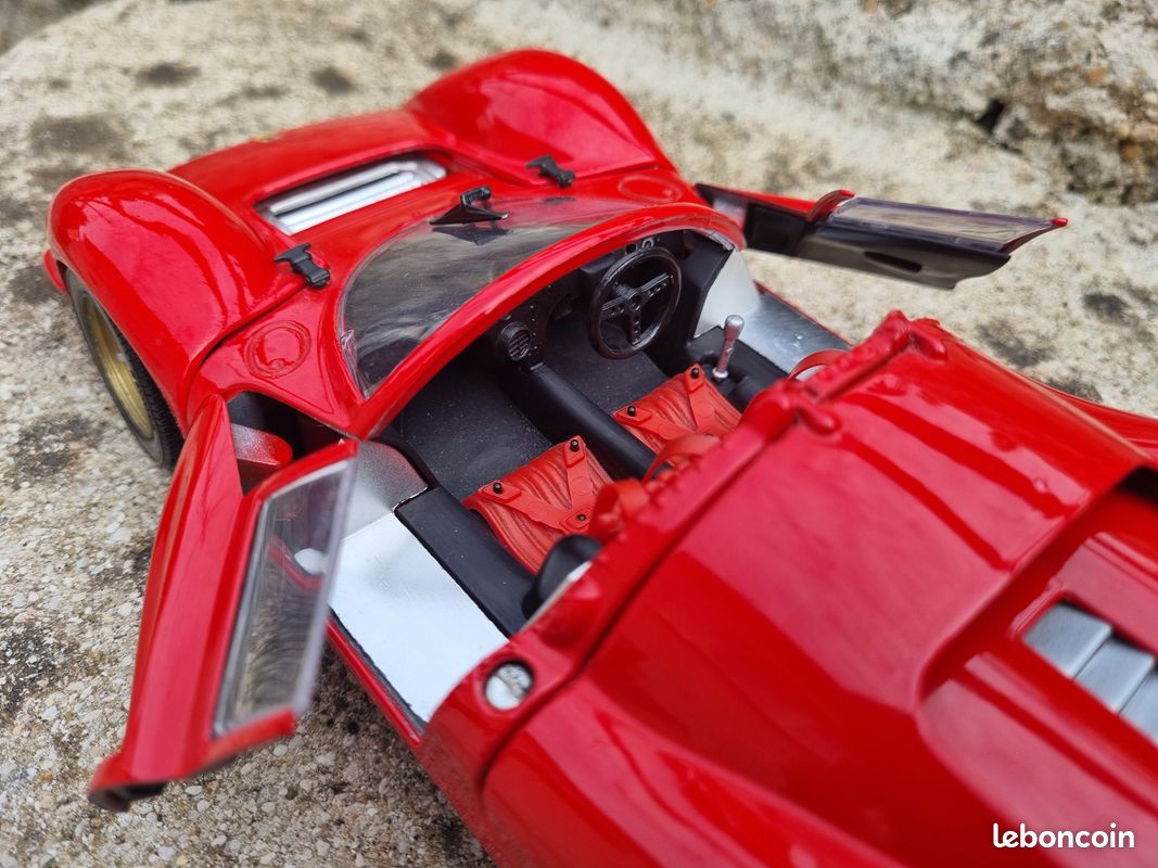 Ferrari 330 P4 rouge Evolution Jouef à l'échelle 1:18 dans sa