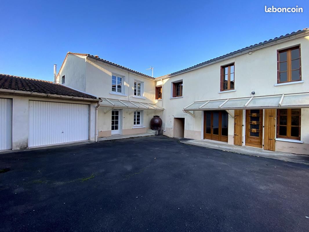 Maison 13 pièces 238 m² - Saint-Michel 16470 (image principale 0)