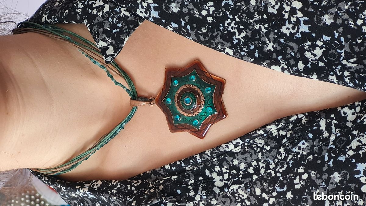 Collier pendentif (image 1)