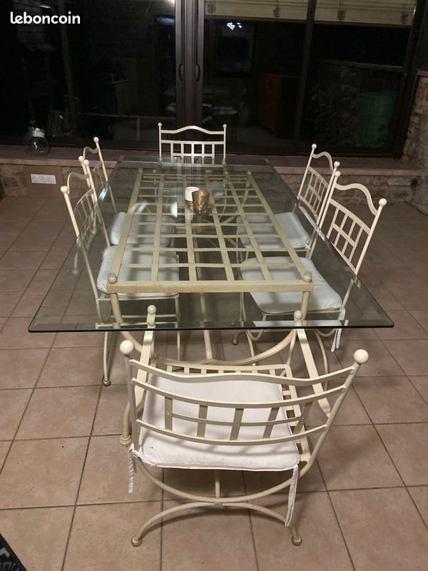 Table et chaises en fer forgé dessus de la table en verre (image 2)