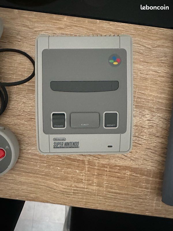 Super Nintendo Classic Mini – État neuf – 2 manettes d’origine (image 2)