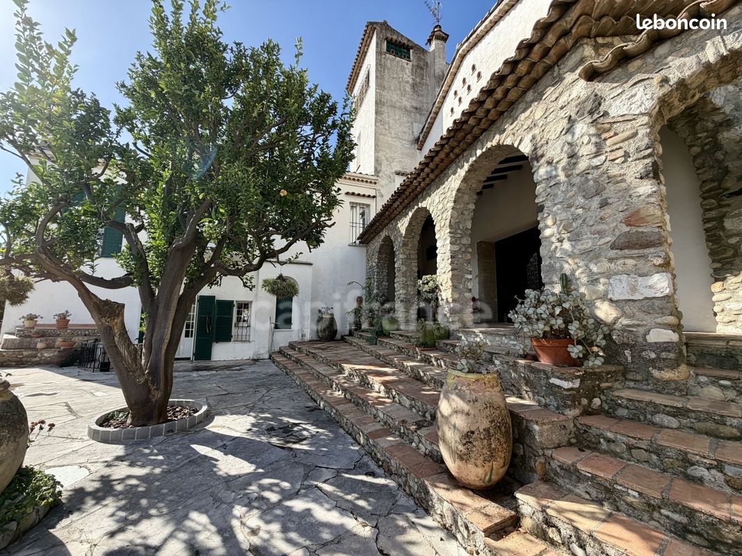 Maison 7 pièces 260 m² · à Cagnes-sur-Mer · 260 m² · 1 100 000 €