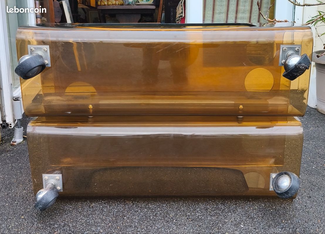 Table basse sur roulettes plexiglas Fumé années 70

Hauteur : 35 cm
Longueur : 75,2 cm
Largeur : 50,3 cm

Voir photos pour les traces de rayures 

Bon état (image 6)