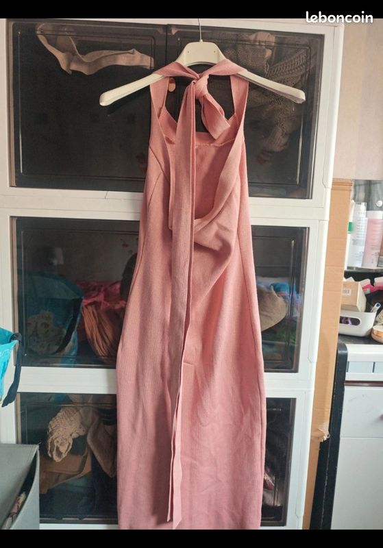 Robe Sans Souci Taille S – Fleurie, Sans Manches, Ceinturée, Rose, Coupe Cintrée