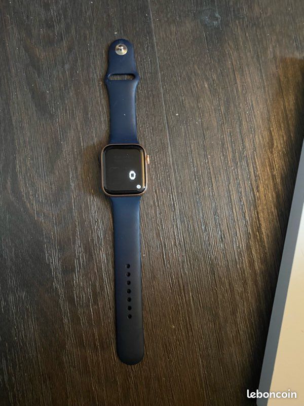 Apple Watch et dock de chargement (image 2)