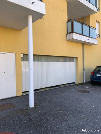 📢 à louer – place de parking fermée 🚗