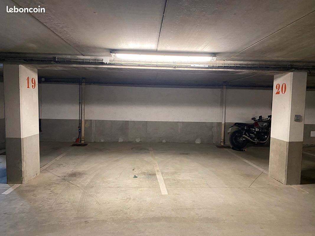 Parking/box LAVAL · 36 000 €