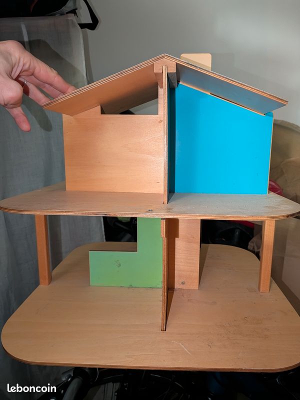 Maison colour house de djeco
À partir de 4 ans
Parfait état 
Vendue avec les accessoires présents sur la photo
Collection Mon petit home (image 2)