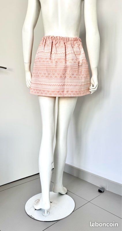 Jupe courte Jennyfer motif géométrique rose pale et blanc style