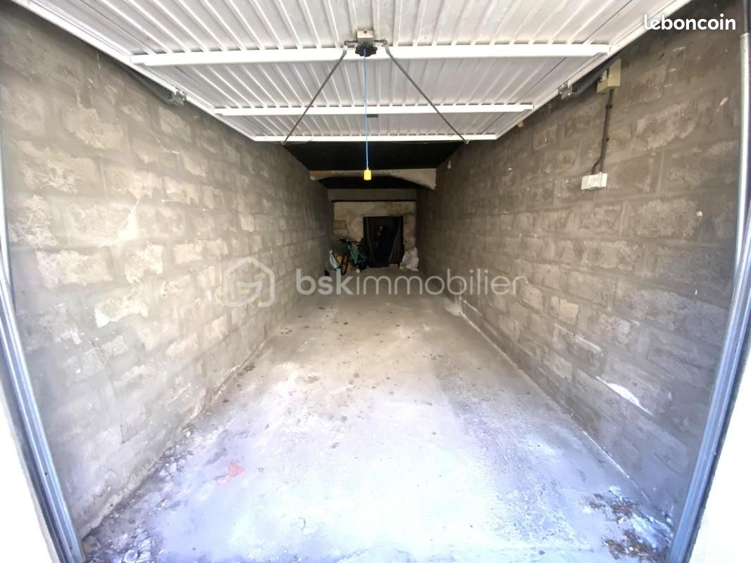 Parking 100 m² · à Saint-Gilles · 100 m² · 49 000 €