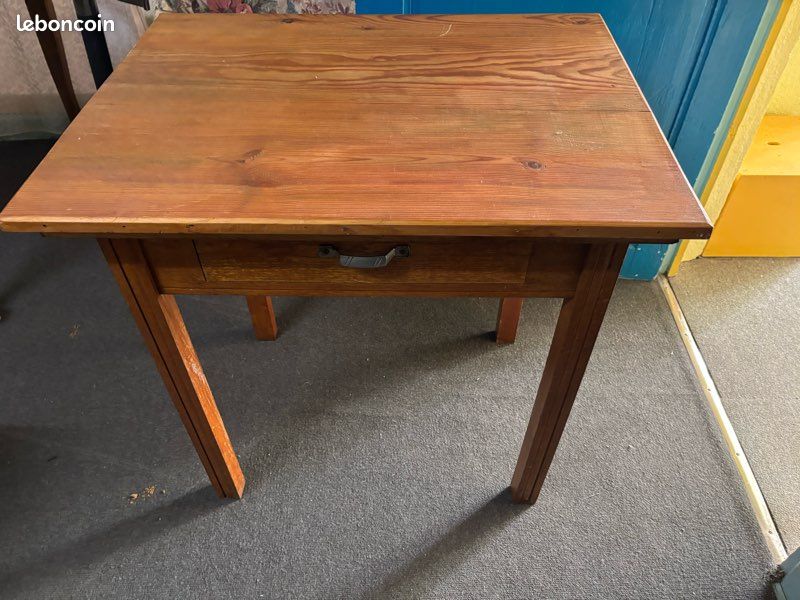 Table en bois (image 1)