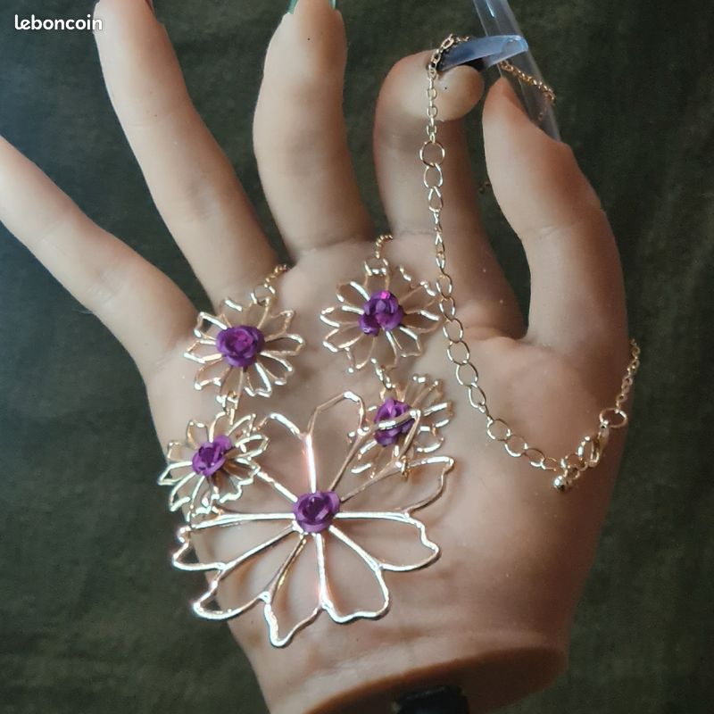 Boucles d'oreilles et collier assorti style florale (image 1)