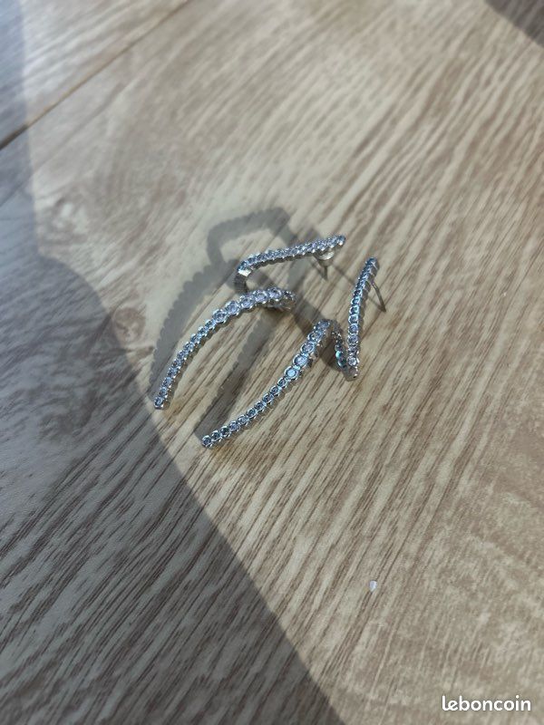 Boucle d’oreille Zara asymétrique (image 1)