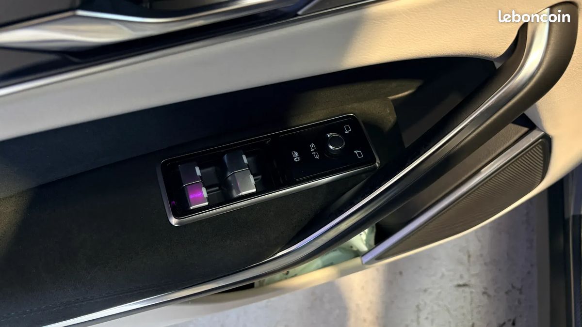 Jaguar F-Pace SVR 5.0 550ch 4x4 - Rare Phase 2 - Toit ouvrant - Son Meridian - Sièges AV/AR et volant chauffants (image 22)