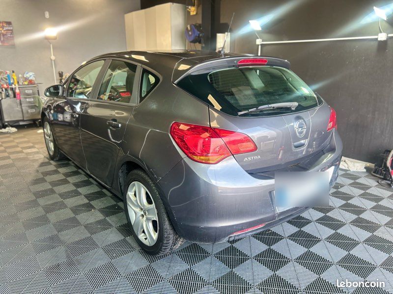 Vend une Opel astra 1.4 i twinport 100cv de 2010 5 portes (image 1)
