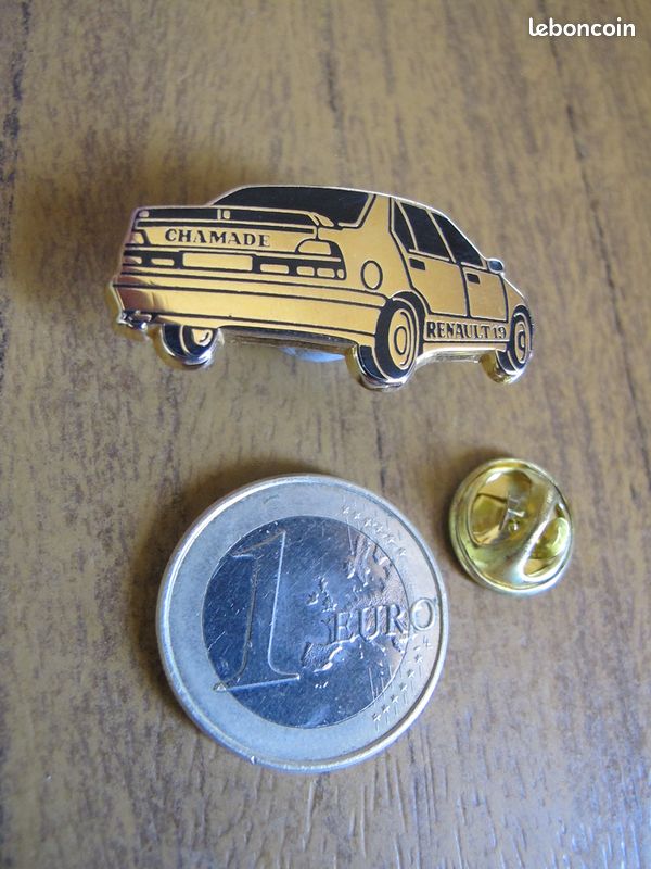 Pin's Renault 19 Chamade , prix livré en suivi , LIRE (image 1)