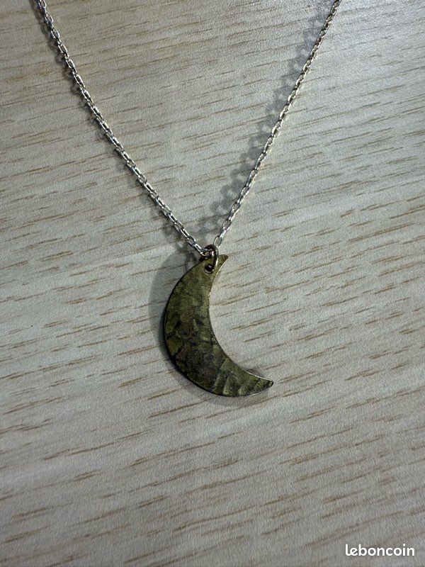 Collier délicat avec pendentif en forme de croissant de lune