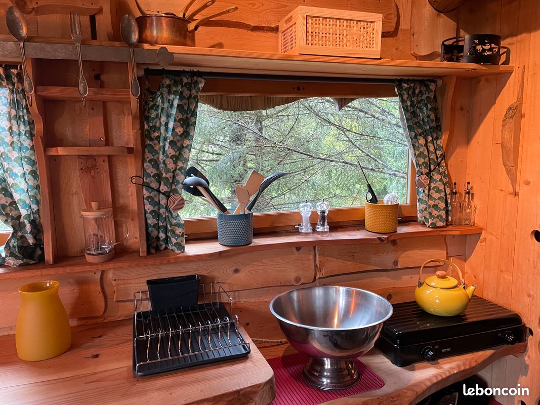 Cabane perchée au milieu de la forêt (image 2)