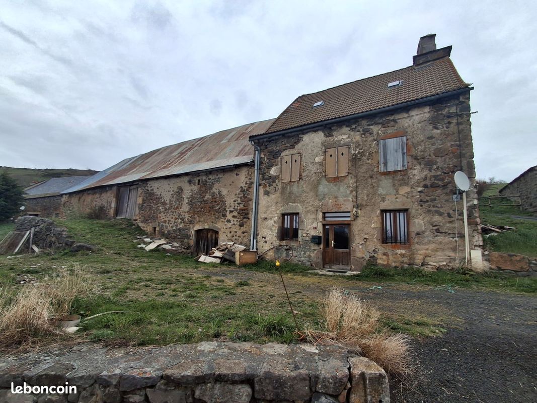 Maison 4 pièces 131 m² · à Vèze · 131 m² · 58 000 €
