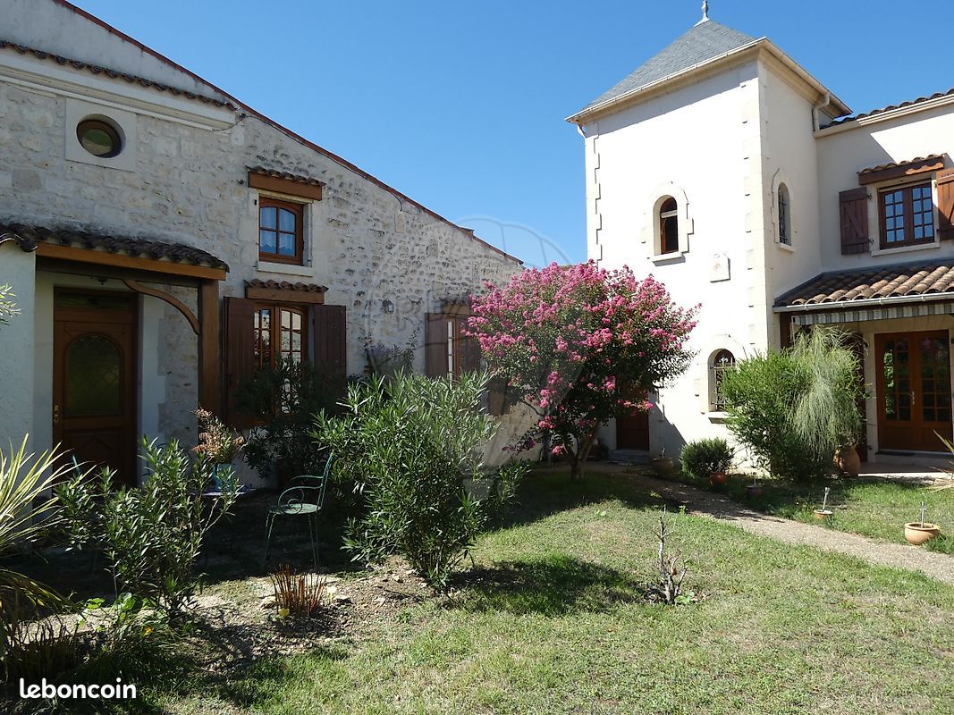 Maison 9 pièces 215 m² · à Bussac-sur-Charente · 215 m² · 369 600 €