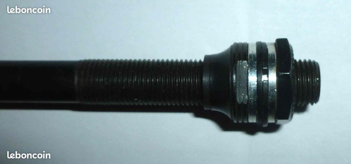 Axe de roue arriere de moyeu shimano dura ace (image 1)