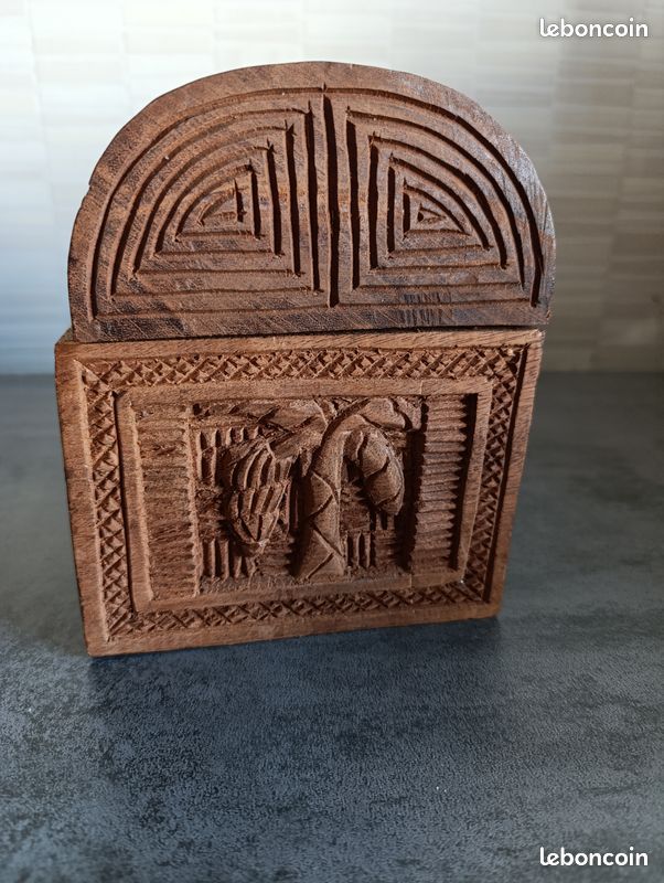 Boîte en bois sculpté à la main (image 5)