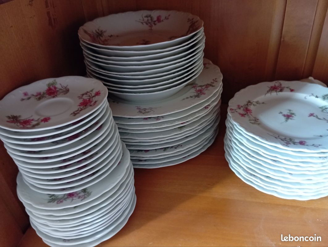 Service à vaisselle en porcelaine de Limoges motif floral (image 7)