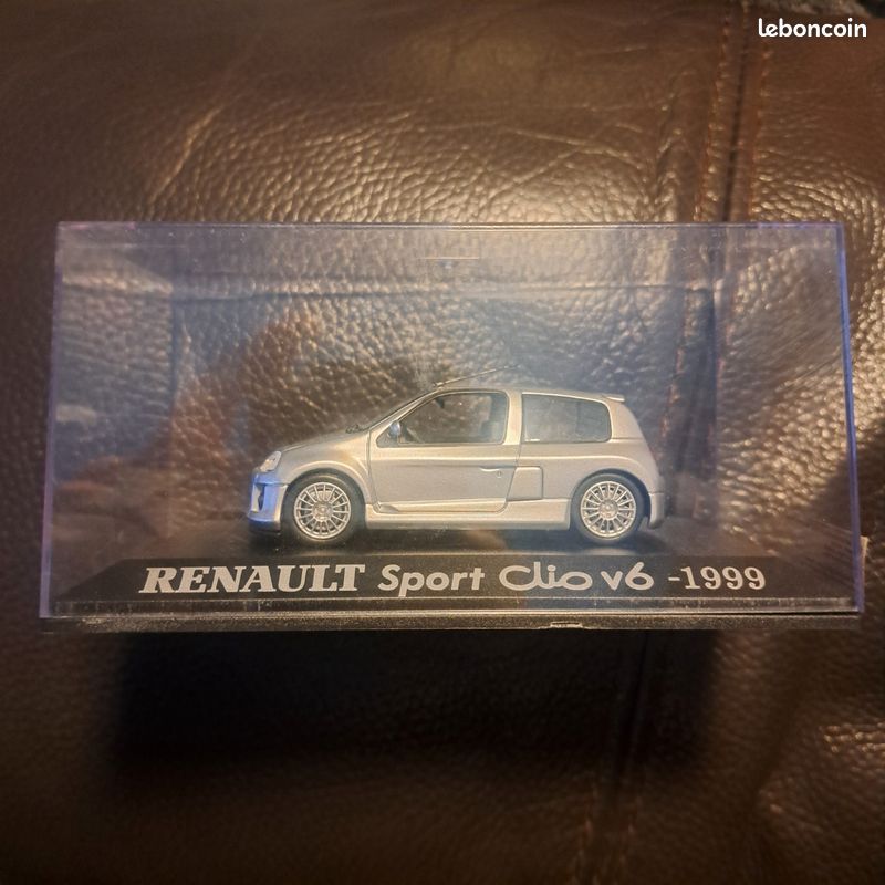 Miniature Renault Clio Sport V6 - Échelle 1/43 - Couleur Violet - Boîte Fermée