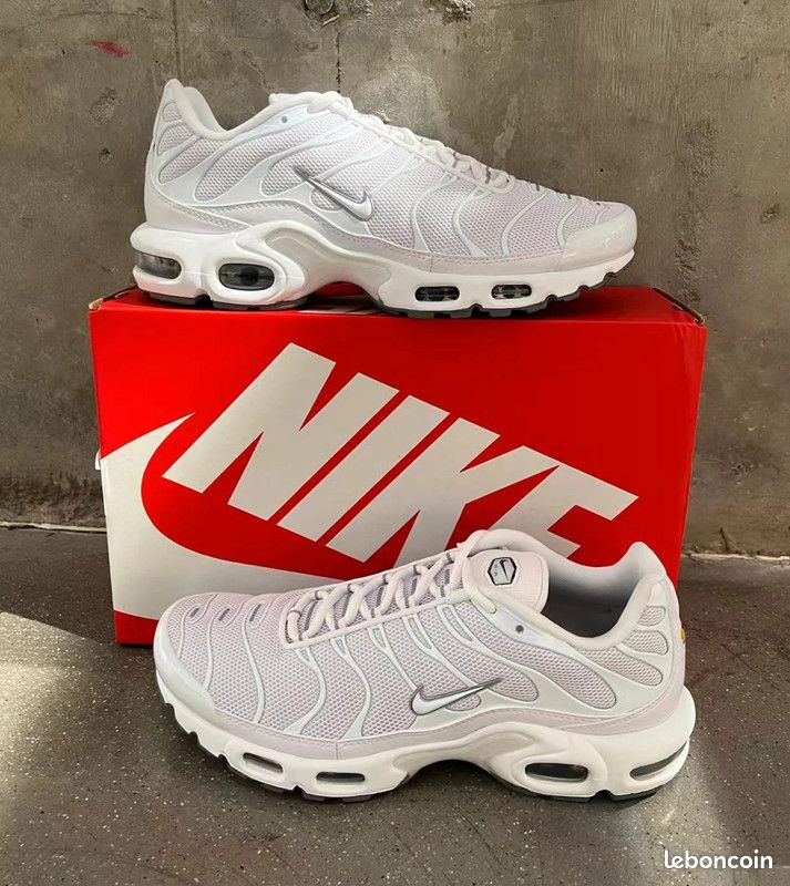 Chaussure Nike TN blanches avec semelle air (image 1)