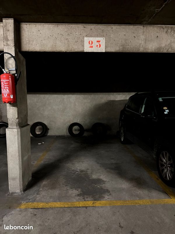 Parking/box PARIS · 90 €/mois