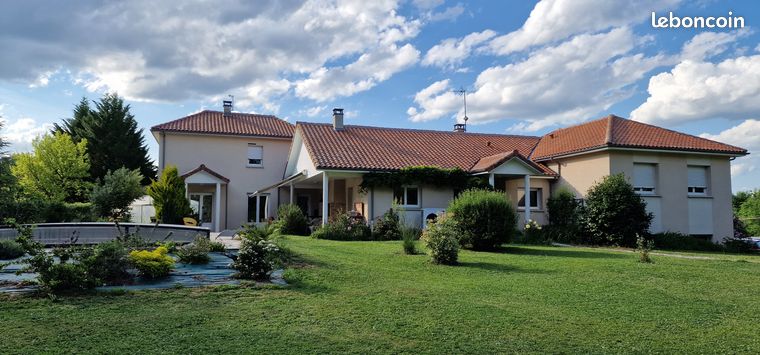 Maison contemporaine avec piscine et jardin