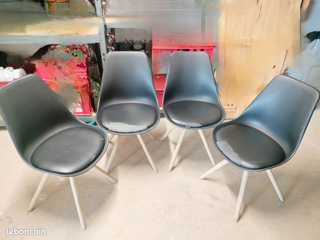 4 Chaises en plastique et simili cuir (image 1)