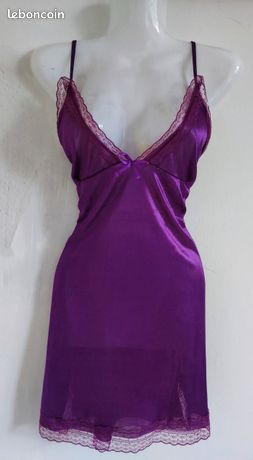 Nuisette Satin Violet Avec Broderie + String - Taille Unique (S-M) - Neuf Avec Étiquettes