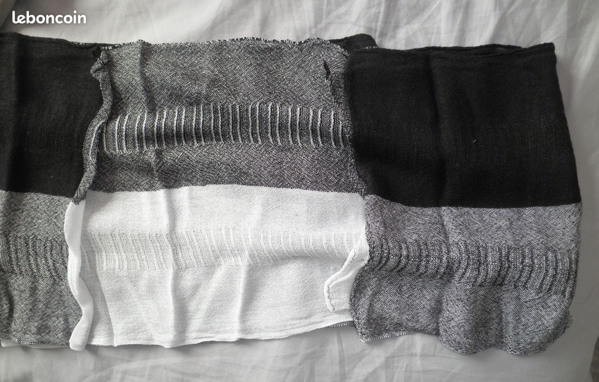 Foulard femme avec bandes noir - gris - blanc (image 4)