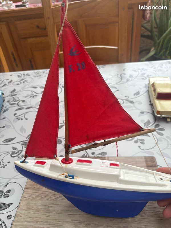 Voilier De Bassin Ancien - GIRAUD SAUVEUR - Bateau De Collection