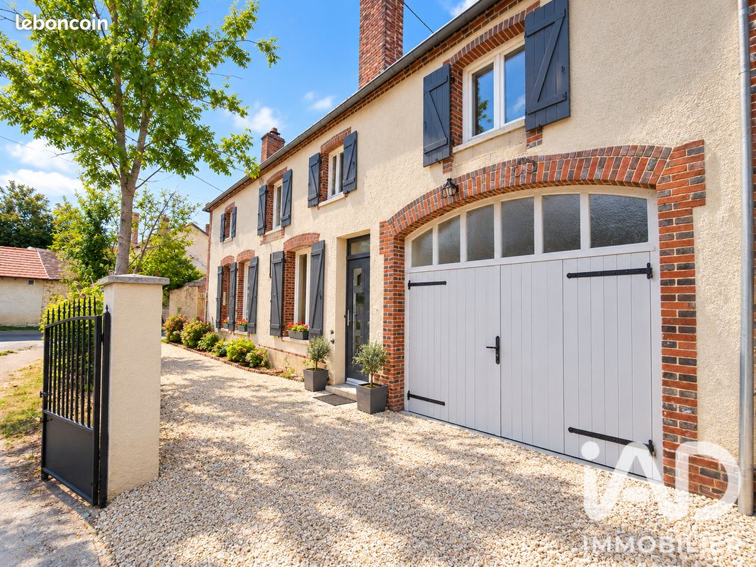 Immeuble 3 pièces 175 m² · à Égleny · 175 m² · 219 900 €