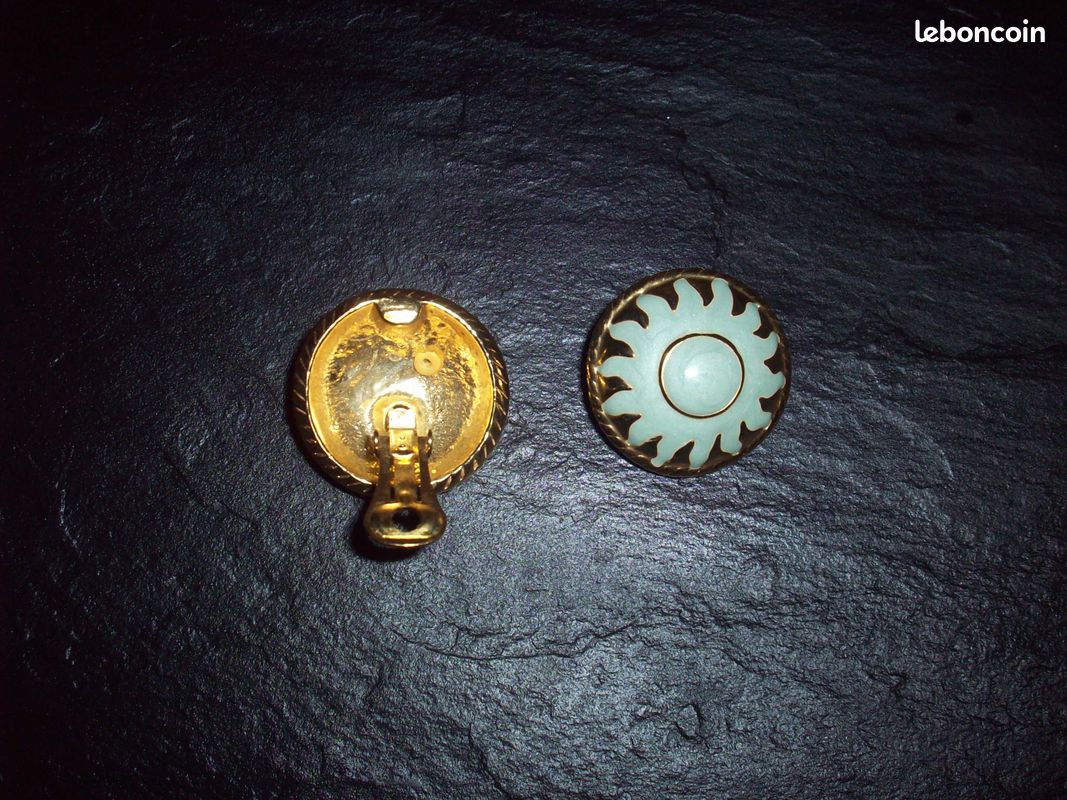 Boucles d'oreilles cabochon bombé doré avecmotif de Soleil en émail bleu clair nacré Vintage (image 9)