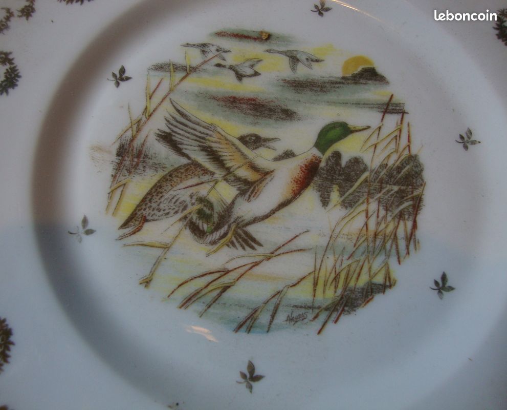 Plat en porcelaine de Limoges décor haute époque