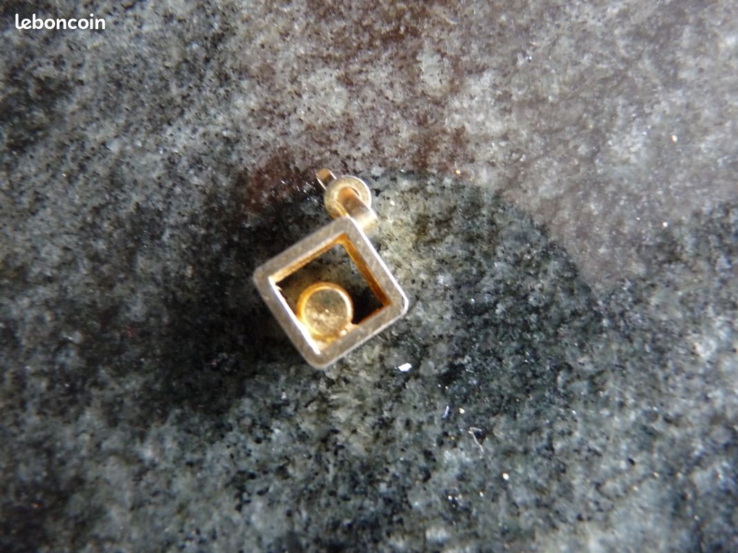 Joli pendentif brillant monté sur un carré en métal doré (image 3)