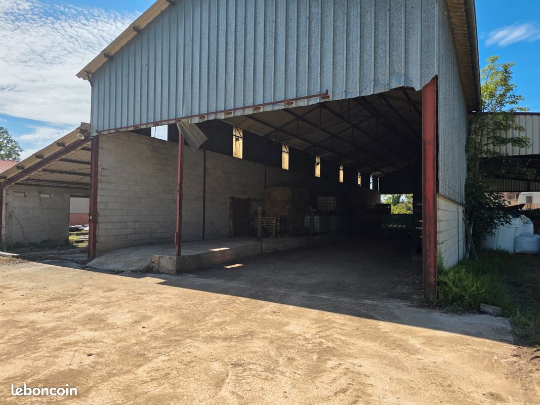 Location bâtiment hangar · à Grozon · 200 €