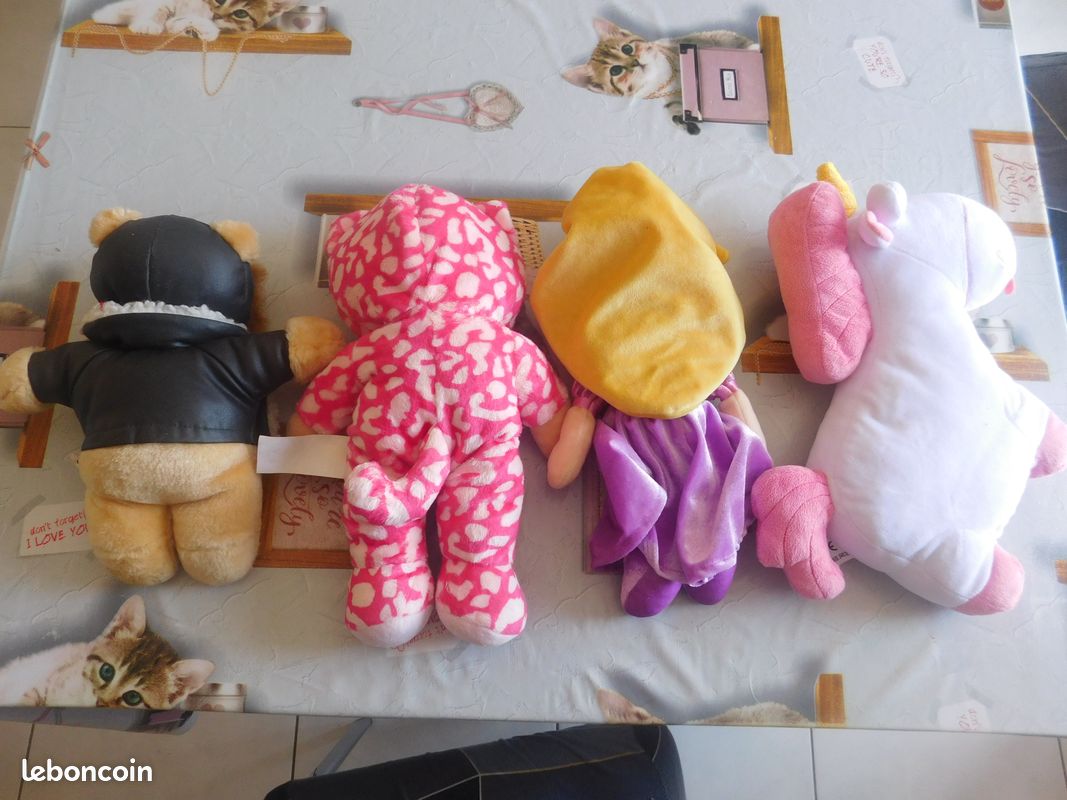 Peluches et poupée (image 2)