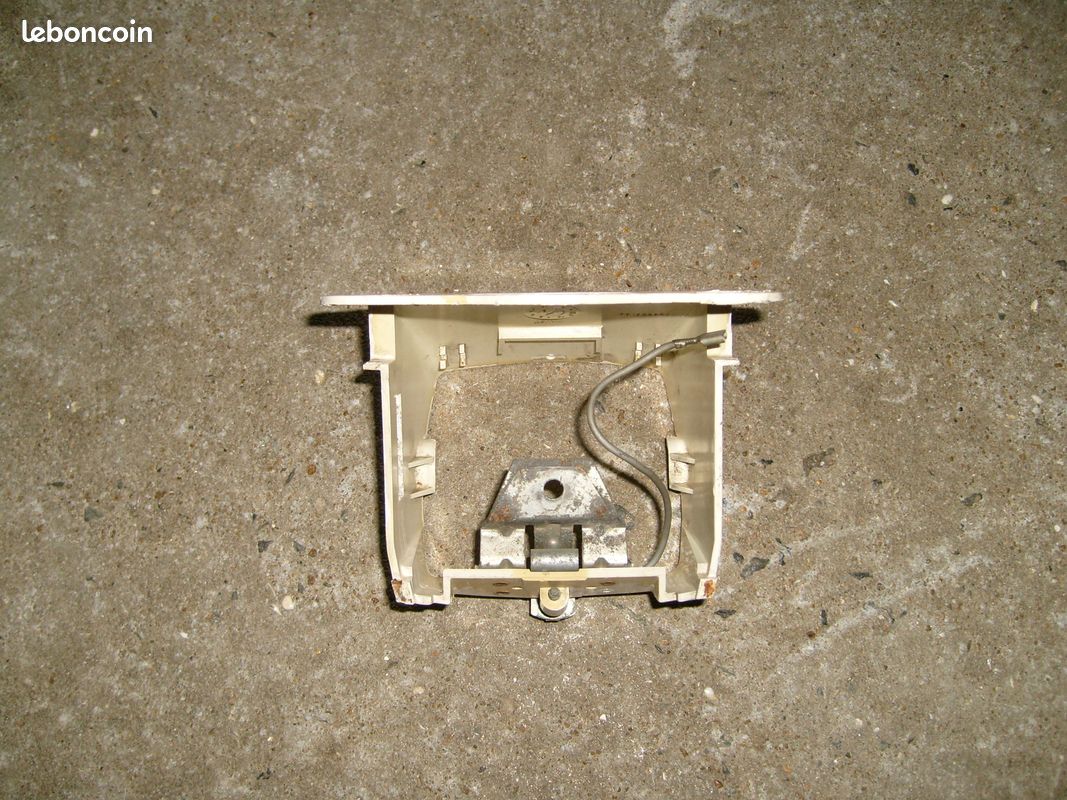 Plasturgie de phare de 102 (image 2)