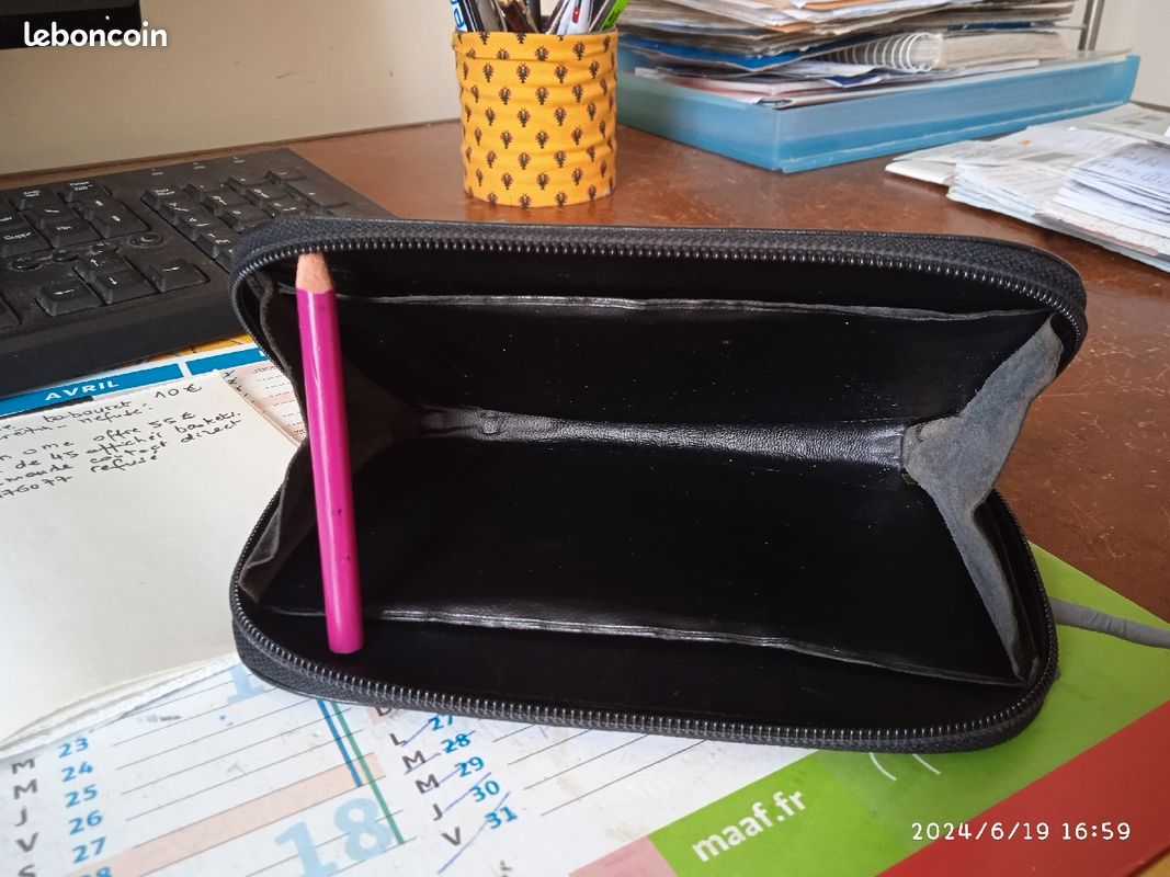 Portefeuille cuir gainé, plat, pratique. Prix baissé cette dernière fois (image 2)