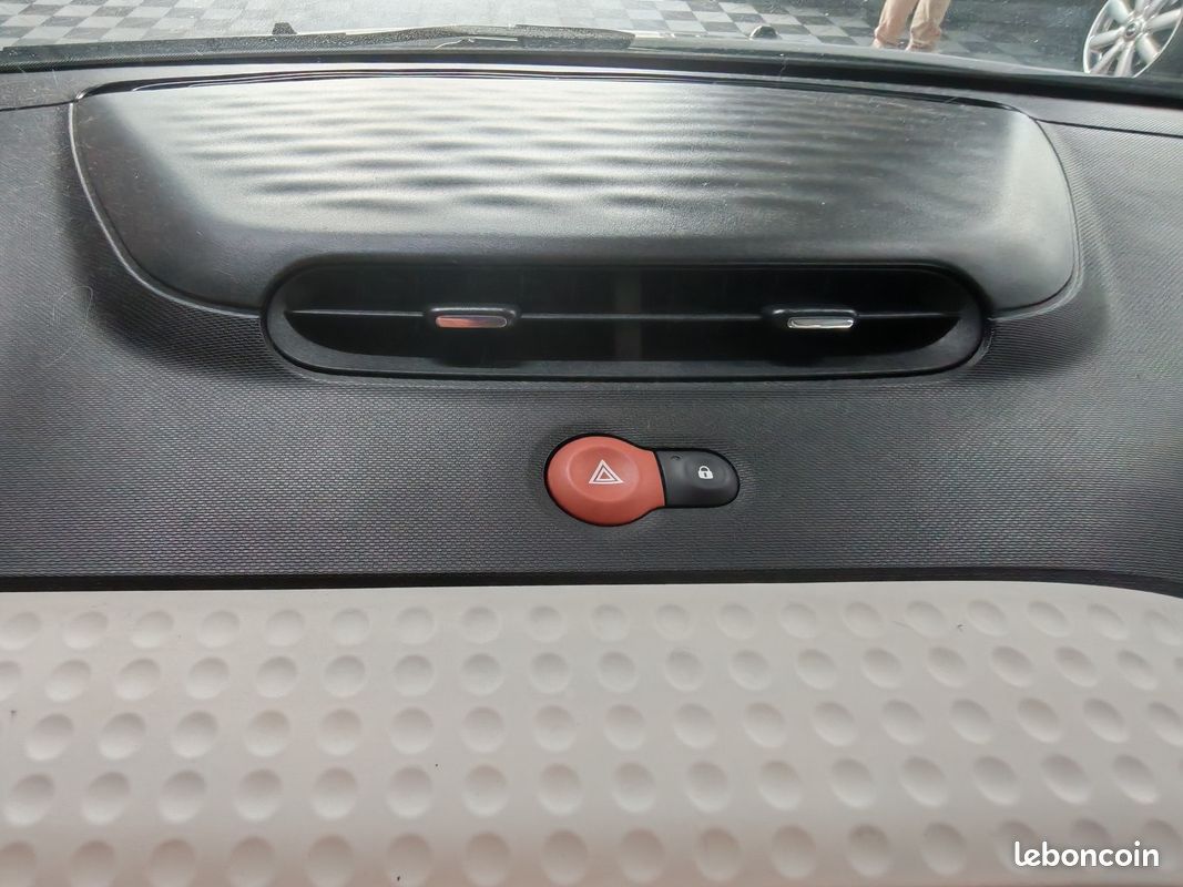 RENAULT TWINGO III 1.0 SCe 70 eco2 Stop Start Zen (image 20)