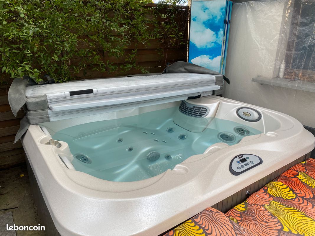 Spa marque jacuzzi 3 pl (image 1)