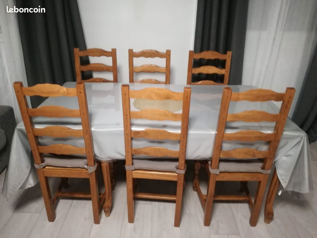 Table avec chaises (image 1)