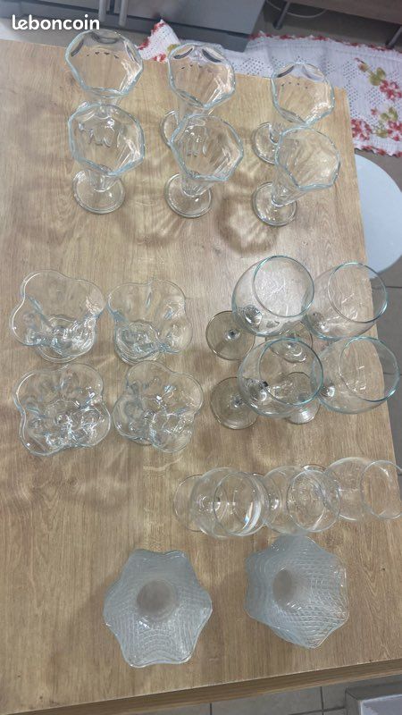 Utils de cuisine- Lot de verrerie vintage - Environ 50 pièces - Verres, coupes à glace, carafe - Bon état (image 1)