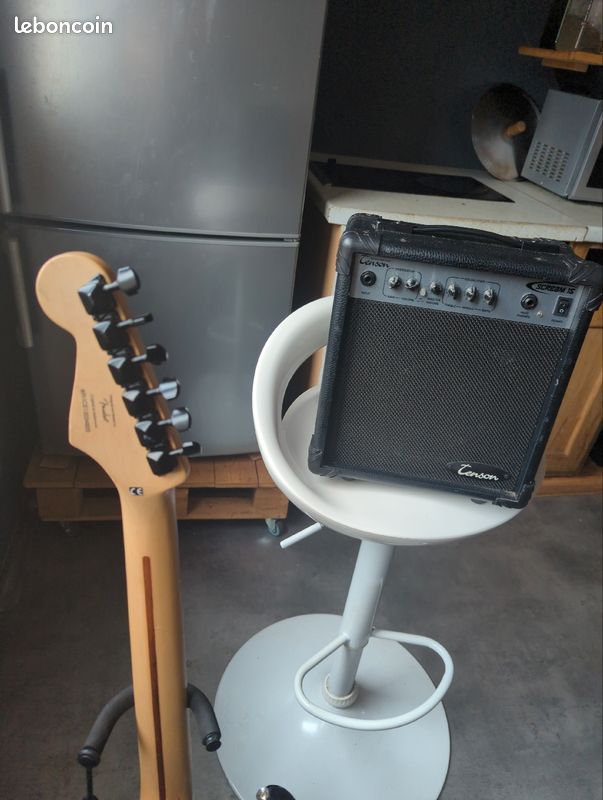 Fender Squier Bullet Strat (image 3)