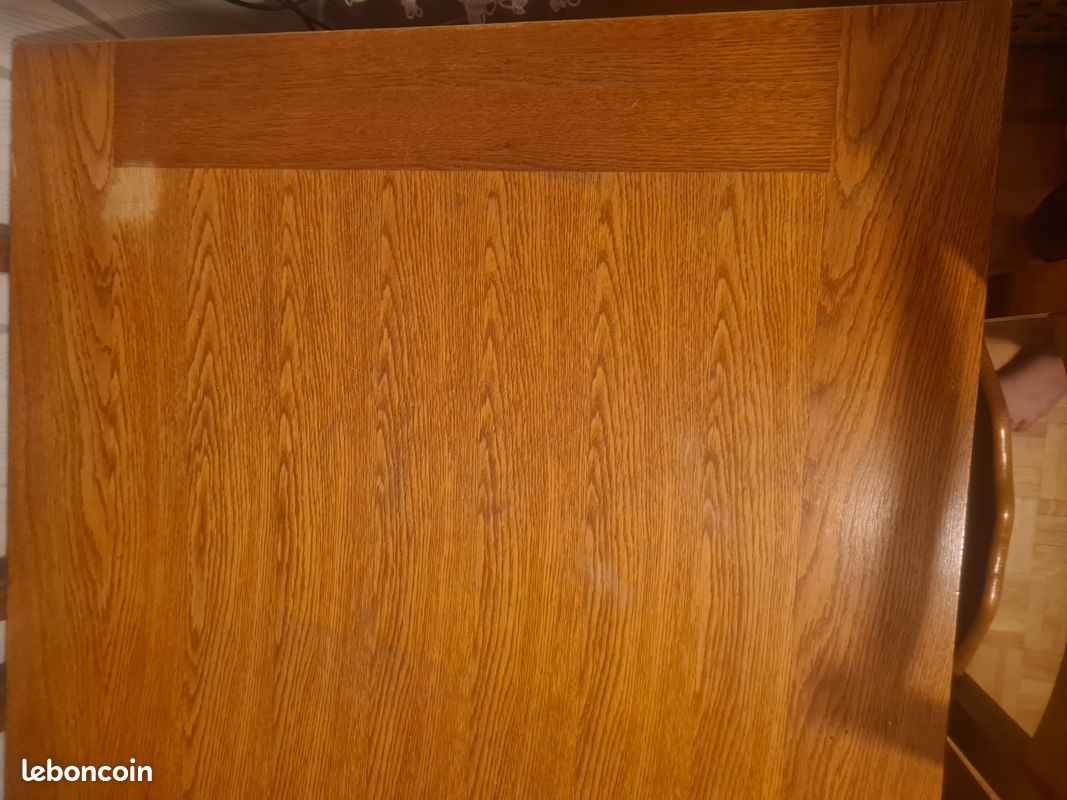 Table avec chaises (image 2)